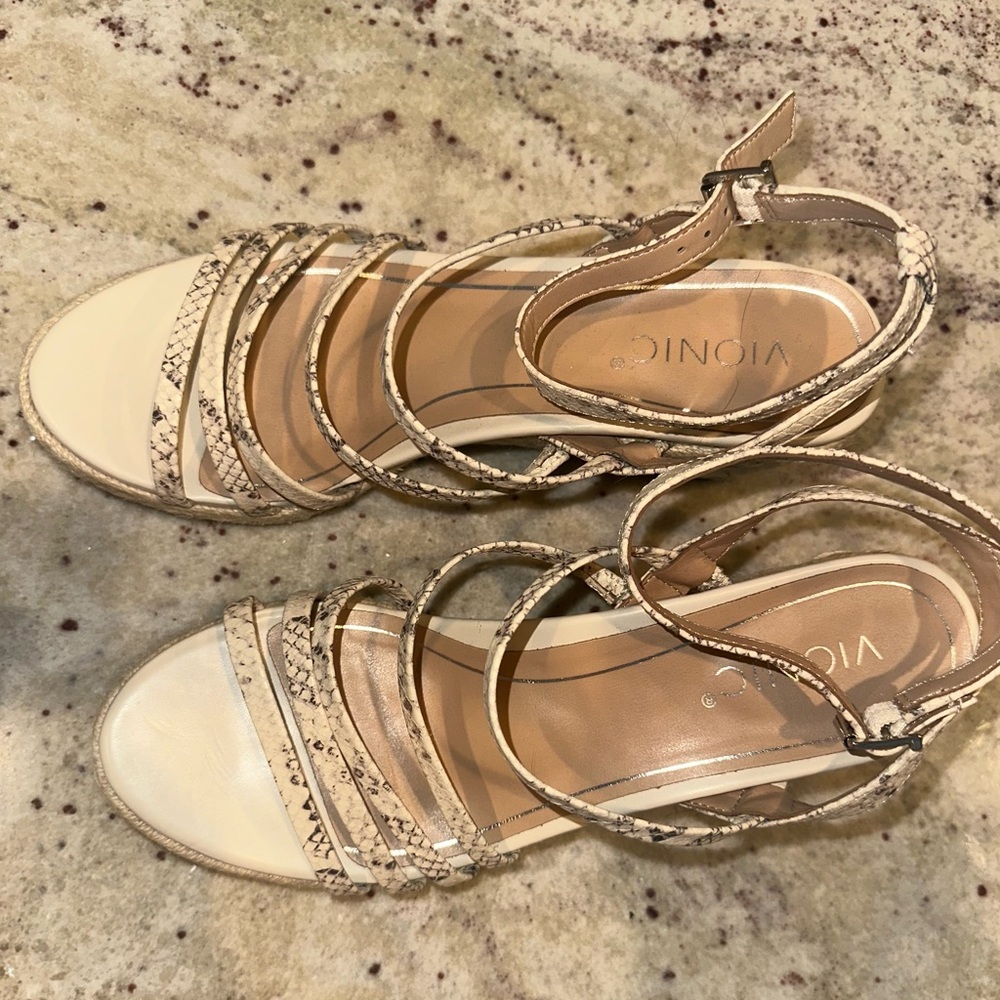 Vionic Women's Cream Strappy Sandals